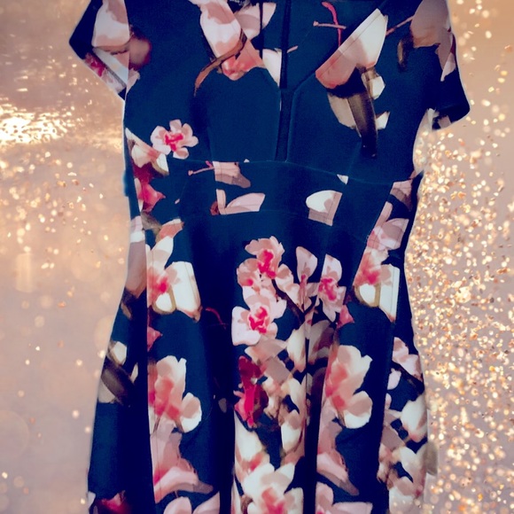 🌺 BEAUTIFUL FLORAL DRESS - Picture 4 of 11